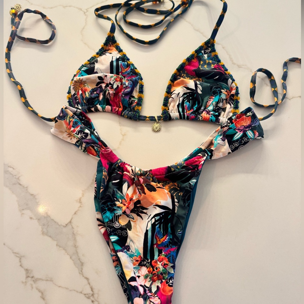 Bydee bikini
Excellent condition- no defects
Size medium